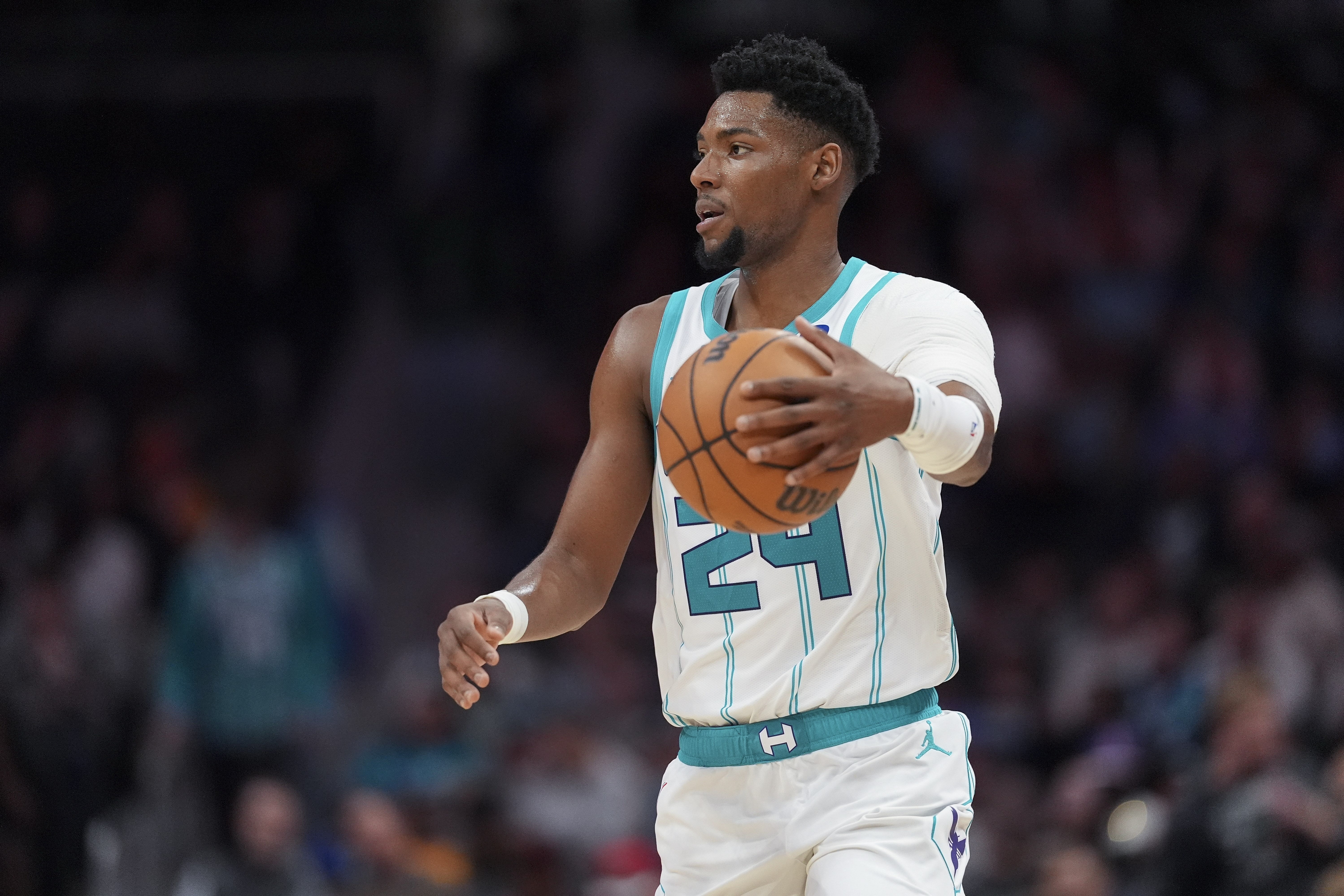 足球-手感好得多攻!布兰登·米勒打满首节 5中5&三分3中3轰下16分!