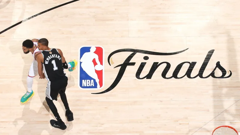 足球-互不相让!NBA官方晒文班亚马今日与唐斯的俯视角对位照片